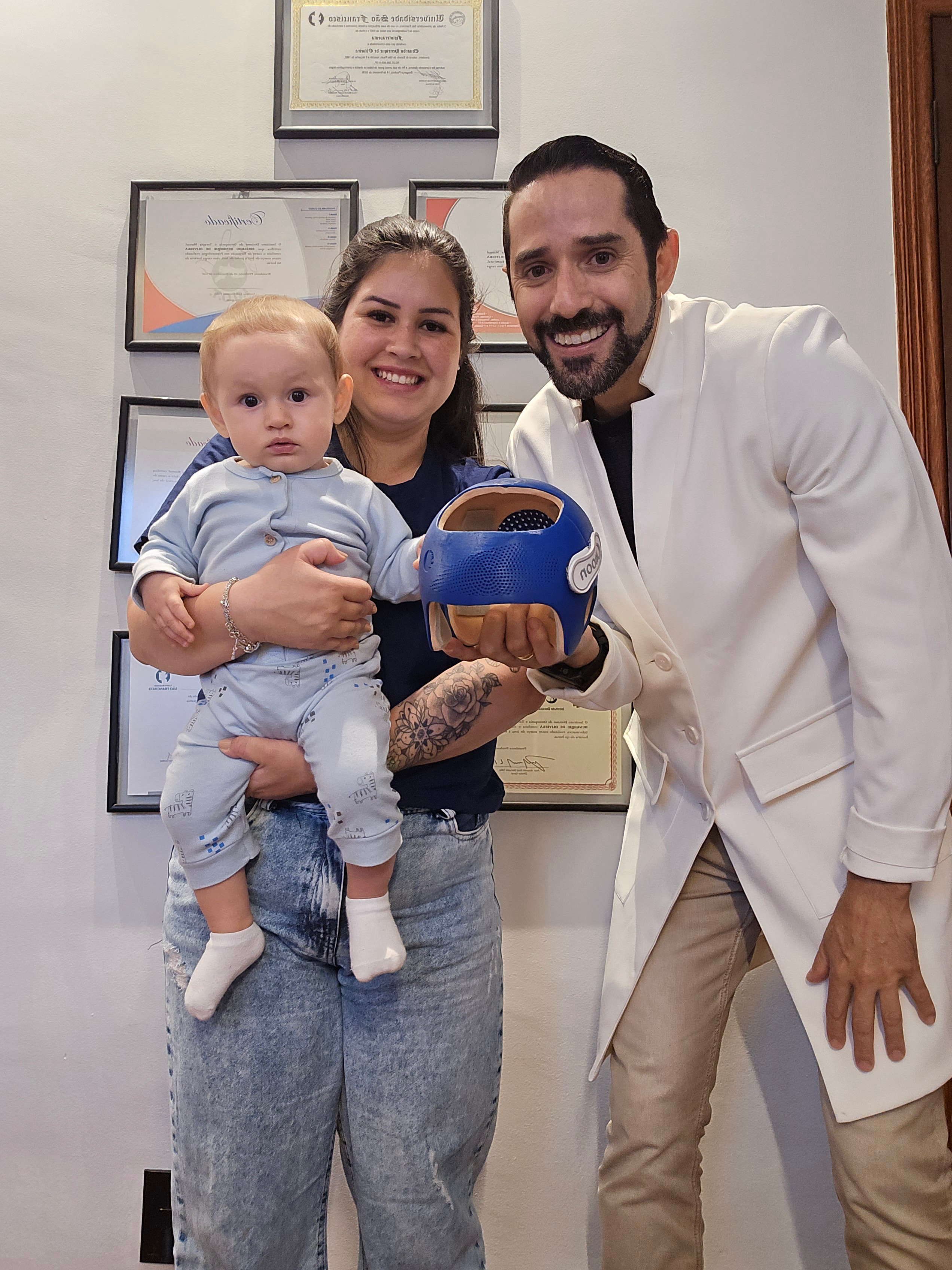 Bebê usando órtese craniana