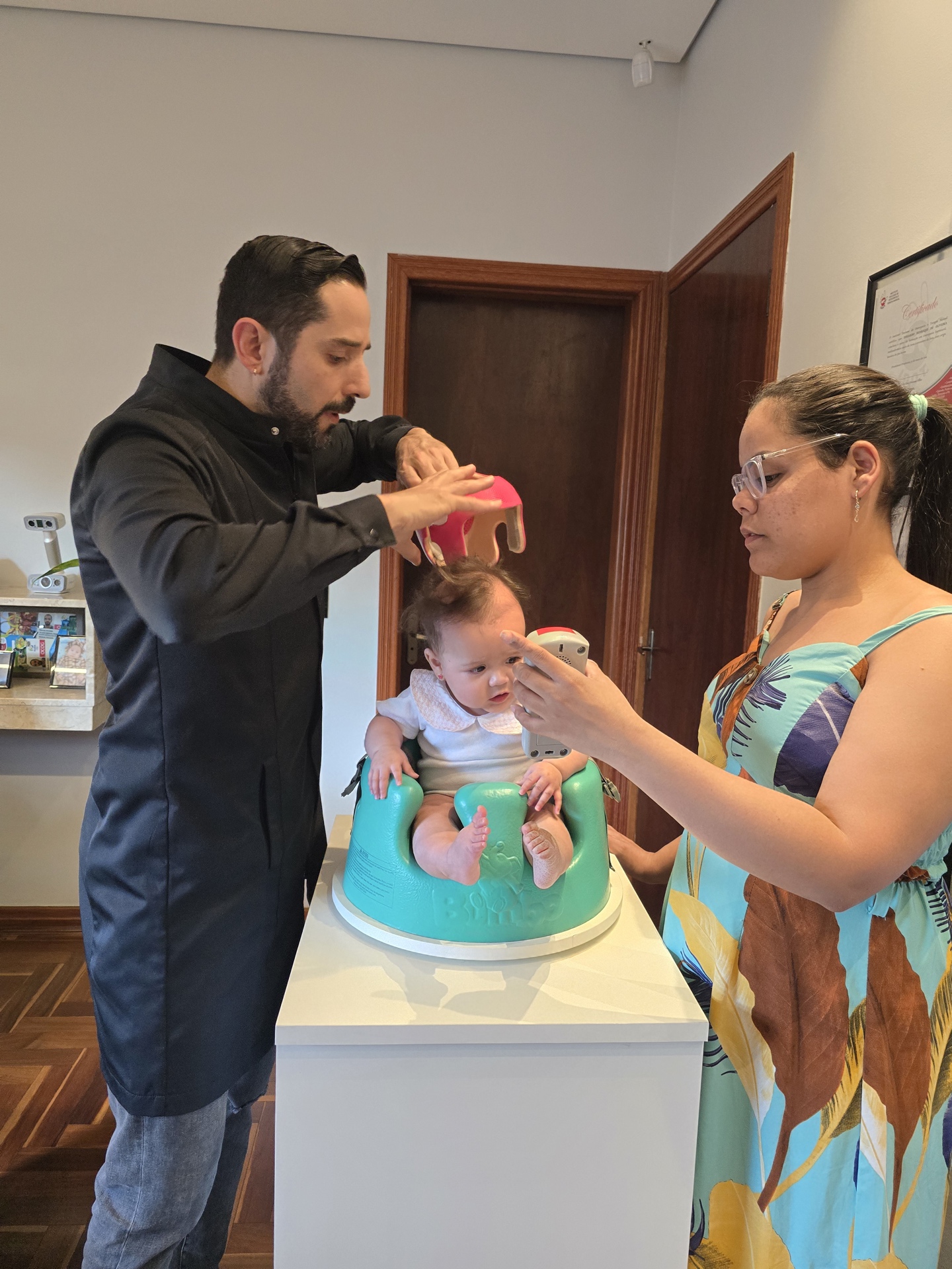 Bebê feliz usando órtese craniana durante o tratamento