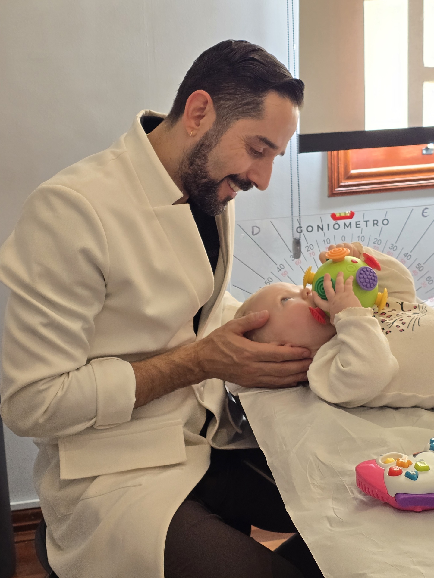 Bebê usando órtese craniana com sucesso