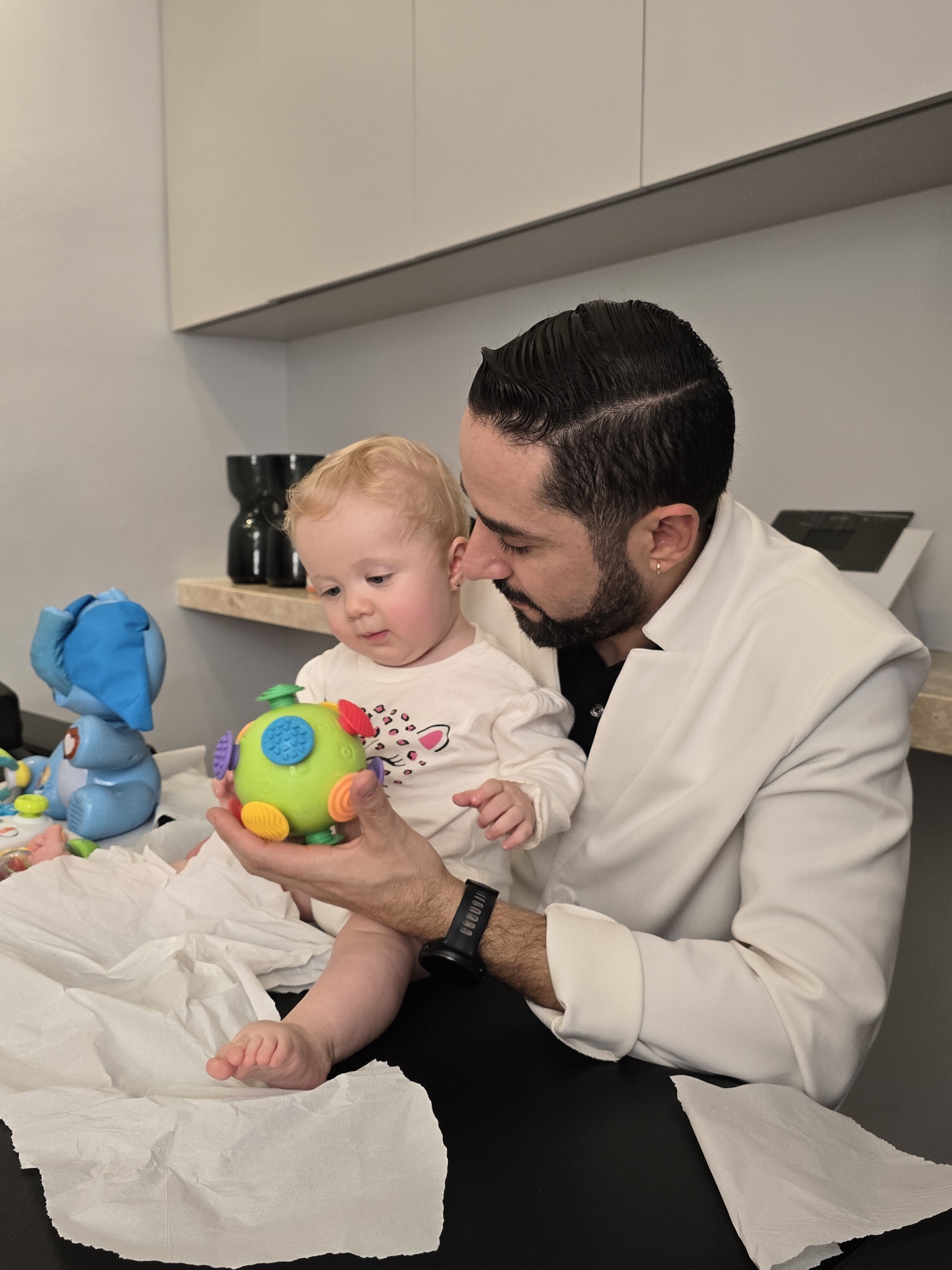 Bebê feliz usando órtese durante o tratamento