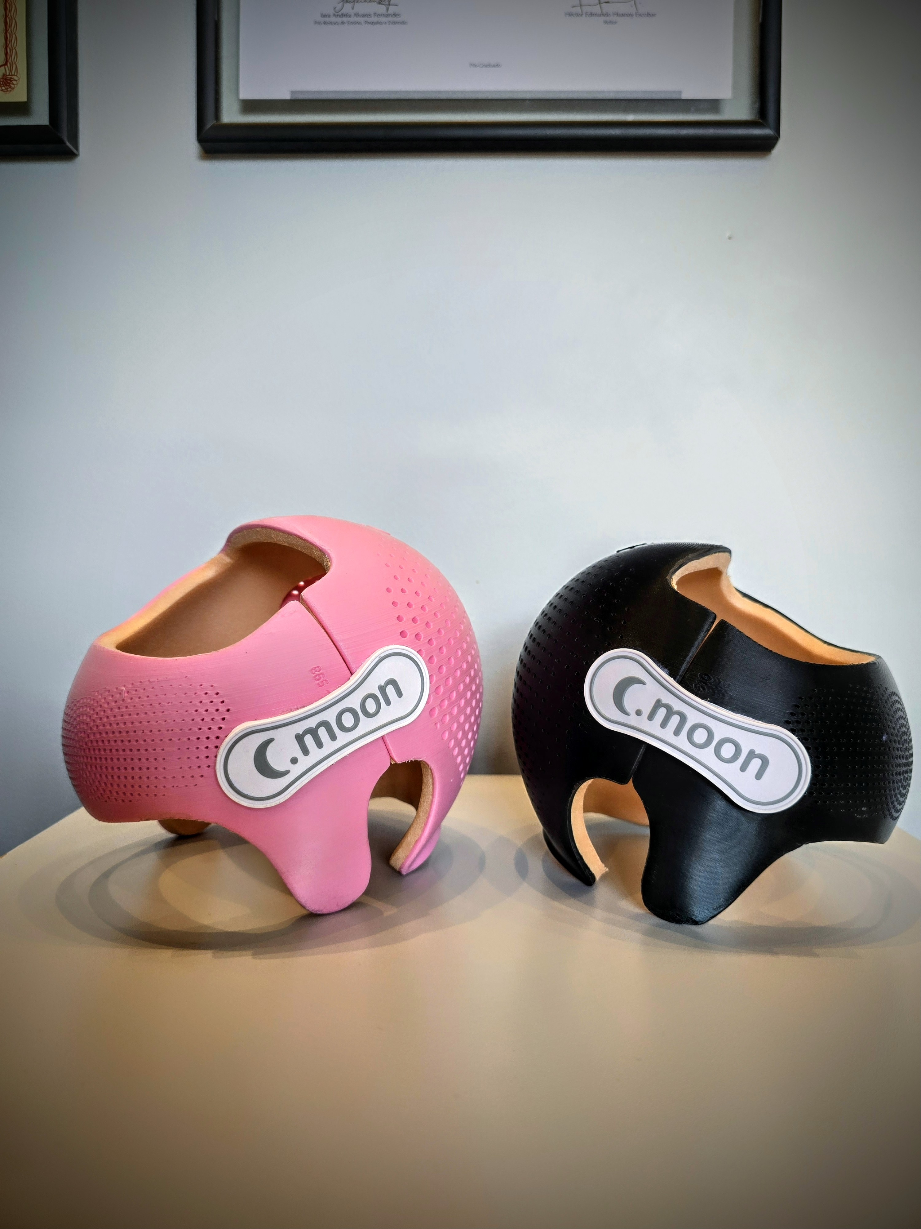 Bebê sorrindo com capacete craniano