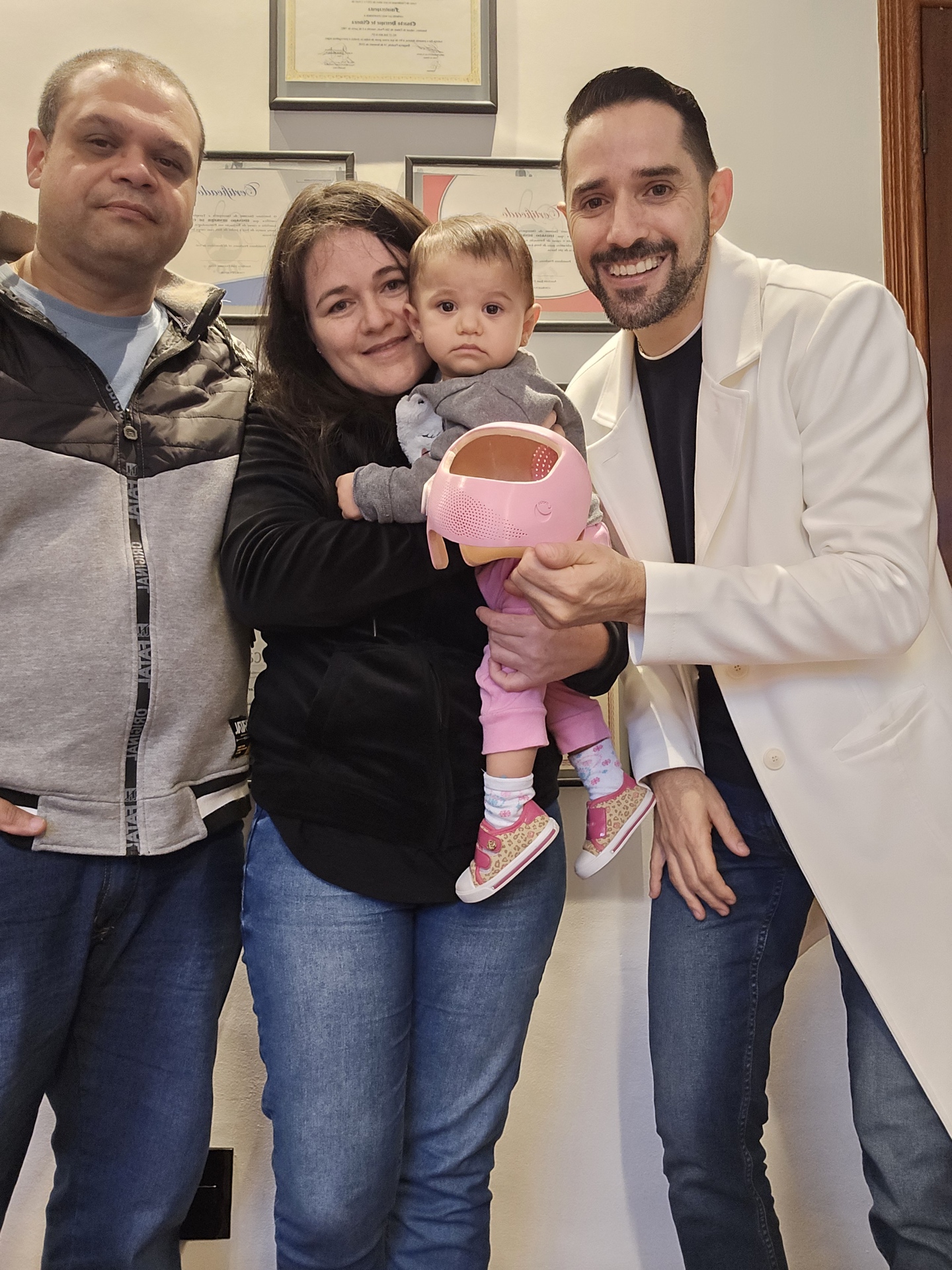 Bebê feliz com capacete craniano