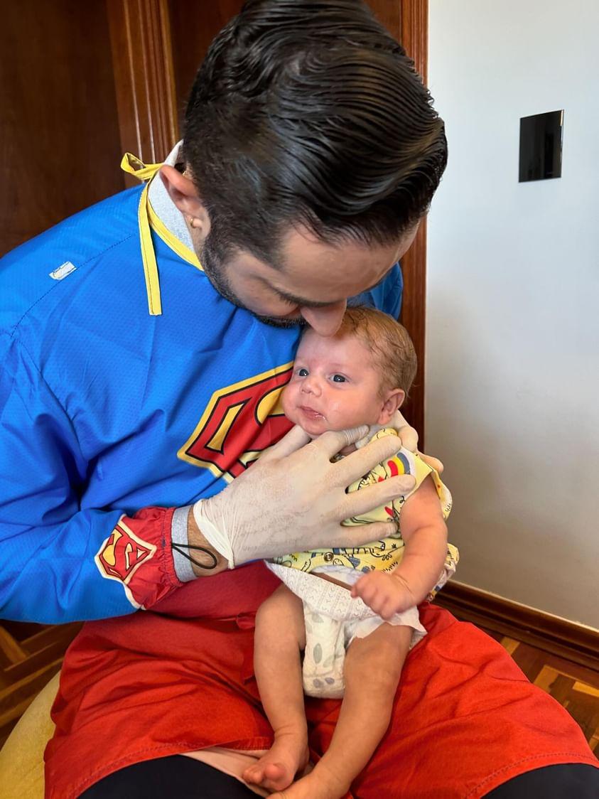 Dr. Eduardo realizando avaliação inicial