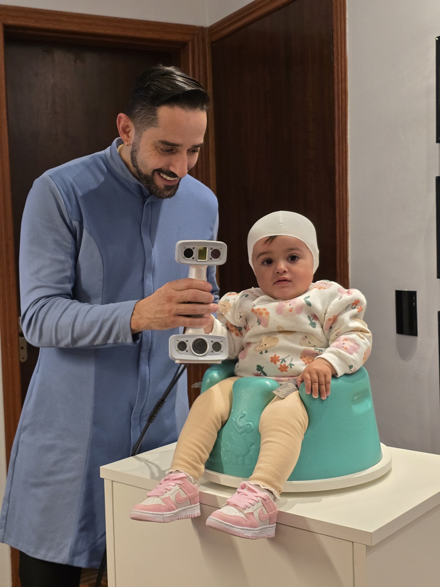 Dr. Eduardo utilizando scanner 3D para criar órtese personalizada